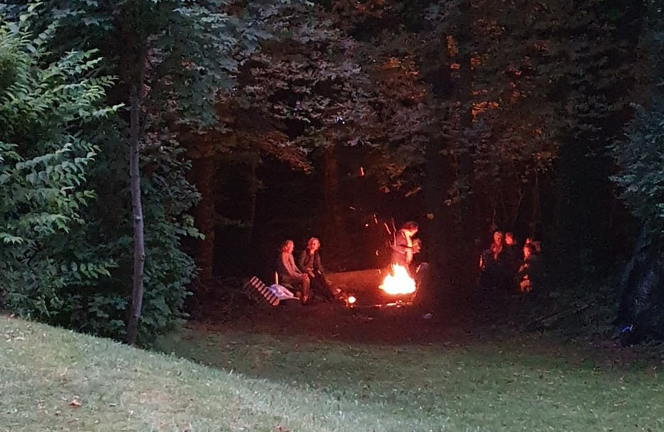 Gemeinsames Feuer im Wald
