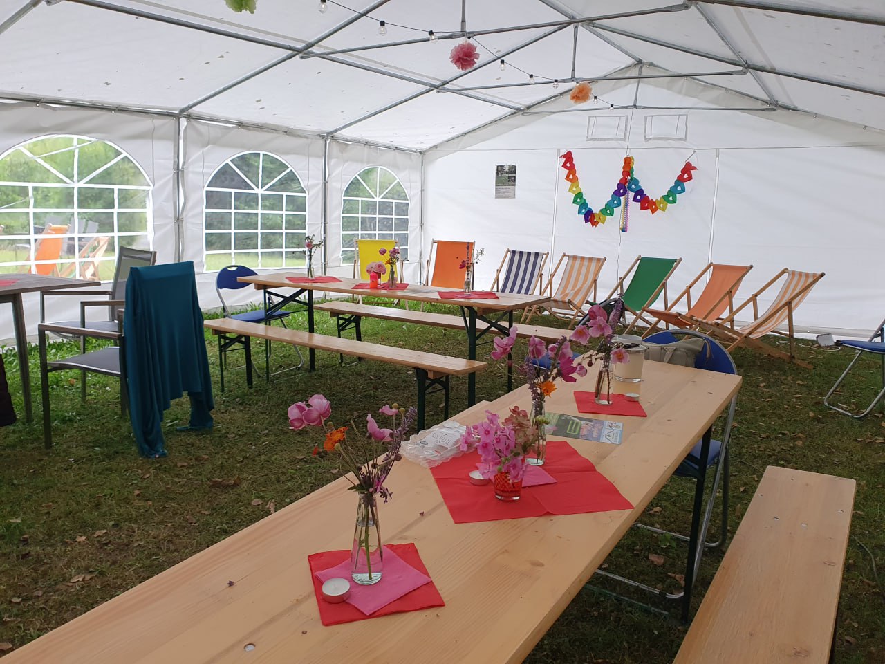 Vision unseres Raumes - Zelt mit Tischen